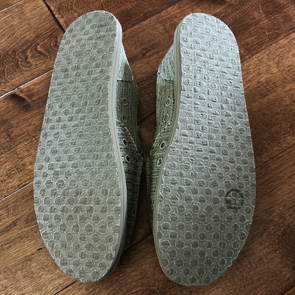Sanuk shoes. Green. Never worn. Size 10 - Picture 5 of 6